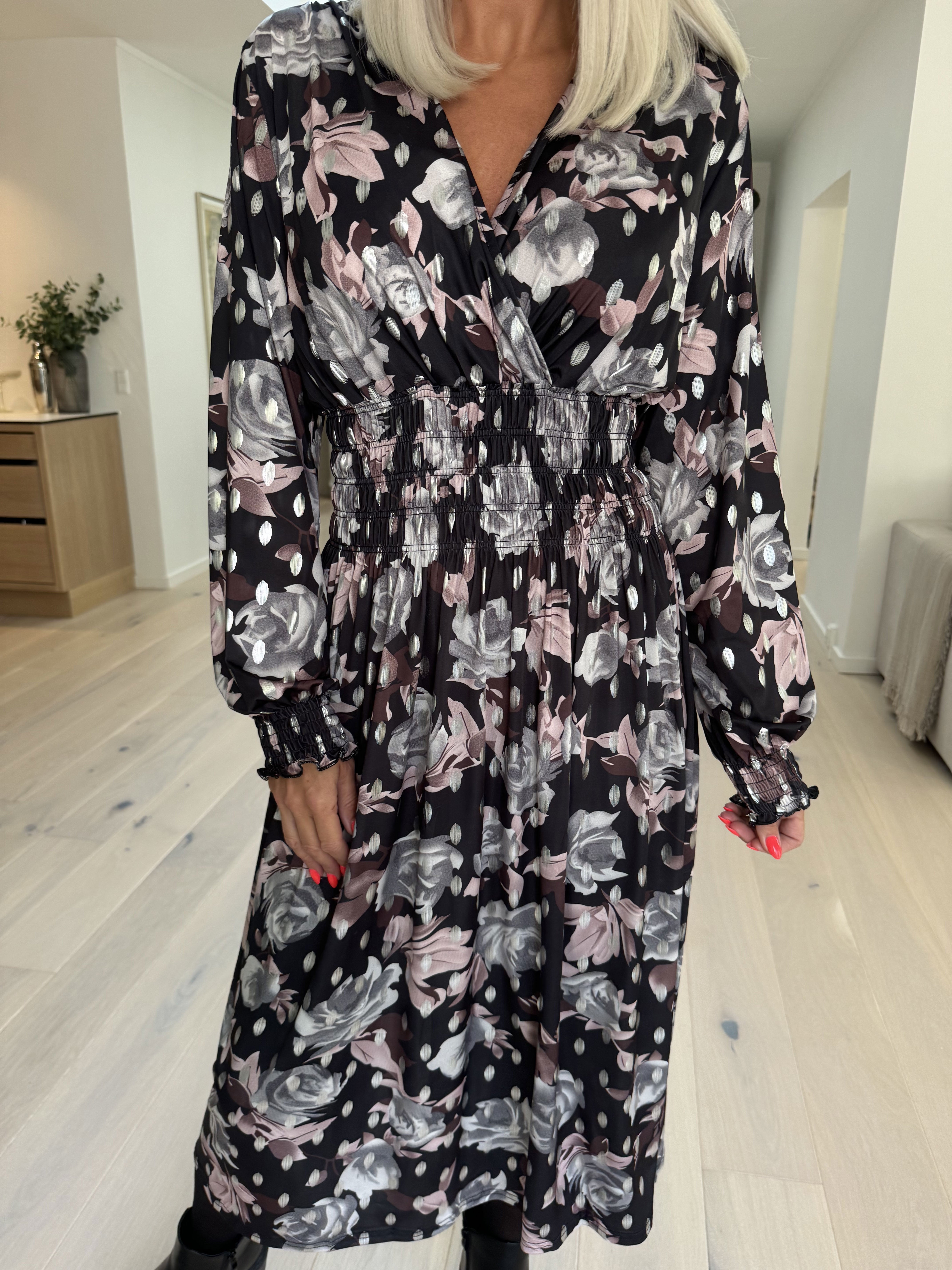 Pams Blossom Midi L/S - Elastisk klänning i skrynkelfritt tyg med silverprickar